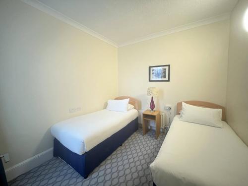 Postel nebo postele na pokoji v ubytování Avisford Park Hotel