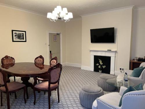 TV a/nebo společenská místnost v ubytování Avisford Park Hotel