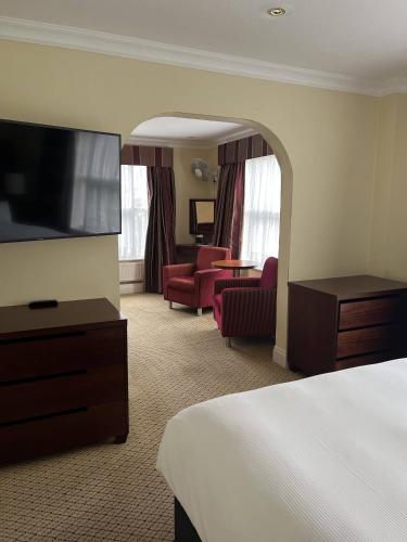 TV a/nebo společenská místnost v ubytování Avisford Park Hotel