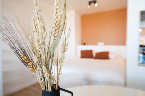 Una cama o camas en una habitación de Ostend Studio