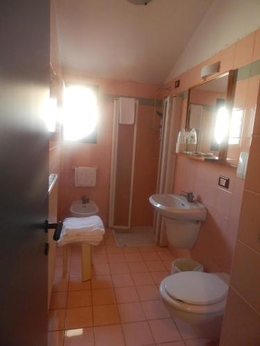 Bilik mandi di Hotel Aurora