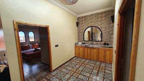 Belle villa Baldi à la campagne d'Essaouira في الصويرة: حمام مع حوض ومرآة