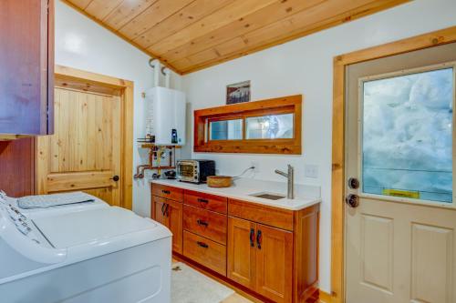 - une cuisine avec un lavabo et des toilettes dans la chambre dans l'établissement A Bear's Rest, à Homewood