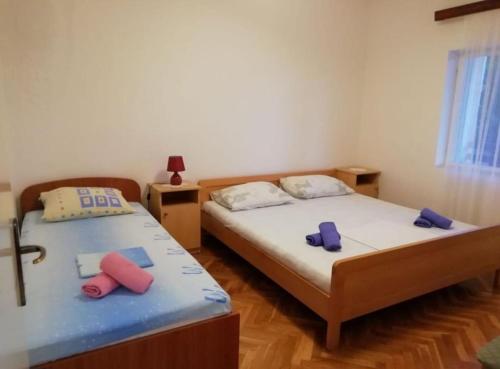Ένα ή περισσότερα κρεβάτια σε δωμάτιο στο Apartmani Close to the beach