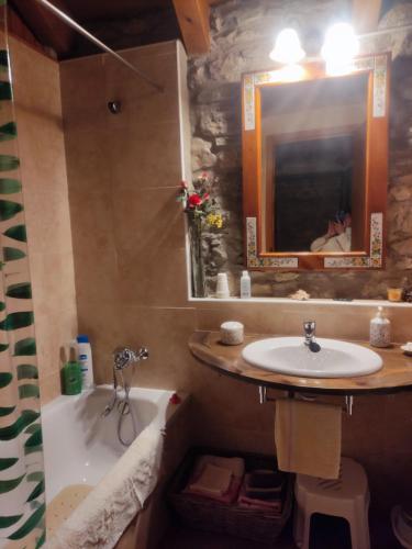 a bathroom with a sink and a bath tub and a sink at L´estudi in El Meüll
