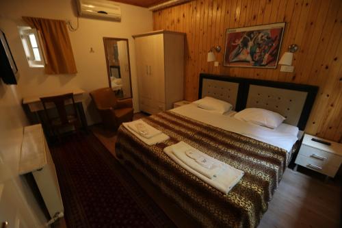 伊斯坦堡的住宿－Private Room in Istanbul #53，一间卧室配有一张床,上面有两条毛巾