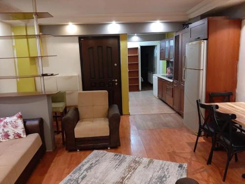 ein Wohnzimmer mit einem Sofa und einem Tisch sowie eine Küche in der Unterkunft mert apartman in Istanbul