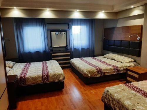 ein Hotelzimmer mit 2 Betten und einem Spiegel in der Unterkunft mert apartman in Istanbul