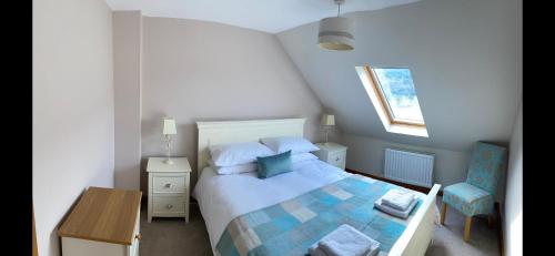 1 dormitorio con cama, mesa y ventana en Donard View Penthouse en Newcastle