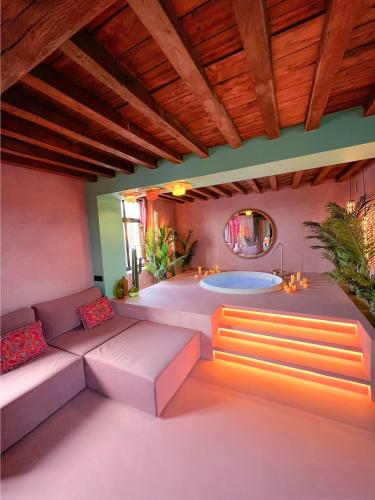 a living room with a tub and a couch at Suite La Bonita 