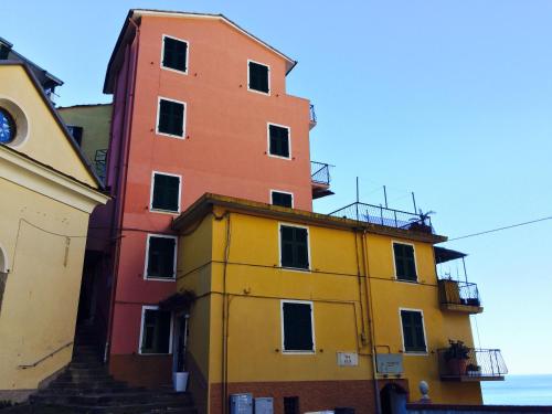 a colorful building next to a building at Il Bordone - appartamento con vista mare in Manarola