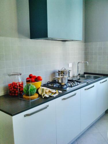 a kitchen with a stove and a bowl of fruit on a counter at Il Bordone - appartamento con vista mare in Manarola
