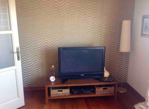 einen Flachbild-TV auf einem Tisch in der Unterkunft Private Room in Istanbul #55 in Istanbul