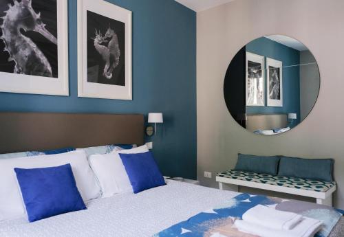 1 dormitorio con cama y espejo en Il Bordone - appartamento con vista mare, en Manarola