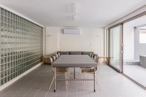 a conference room with a table and chairs at Tabas - Edifício União Continental in Sao Paulo