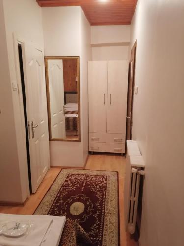Private Room in Istanbul #56 في إسطنبول: غرفة بيضاء مع مرآة وسجادة