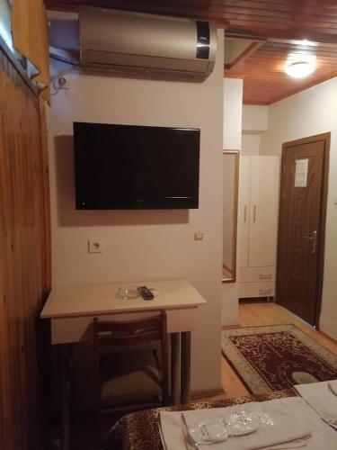 Private Room in Istanbul #56 في إسطنبول: غرفة مع تلفزيون على جدار مع طاولة