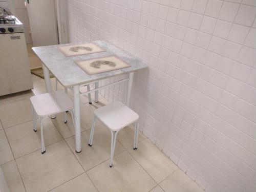 a small table and two chairs in a kitchen at Apartamento Praia Santos in Santos