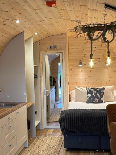 um quarto com uma cama e uma cozinha numa casa em New Farm Cheshire Holidays em Winsford