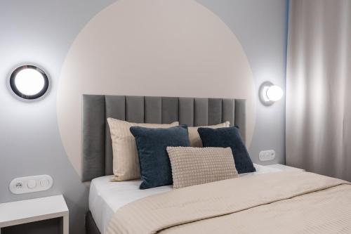 sypialnia z dużym łóżkiem z niebieskimi poduszkami w obiekcie Parkcity Centrum w mieście Katowice