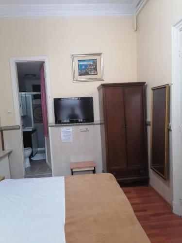 een slaapkamer met een bed, een kast en een tv bij Private Room in Istanbul #57 in Istanbul