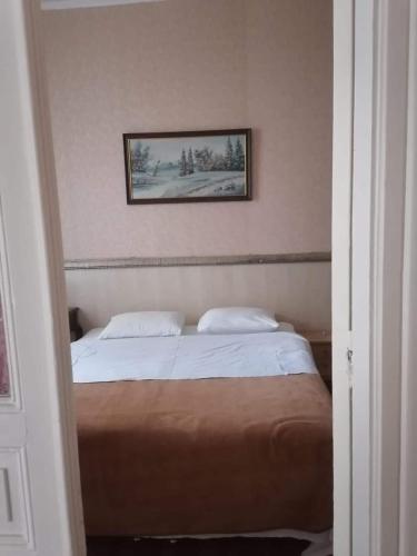 een slaapkamer met een bed met een foto aan de muur bij Private Room in Istanbul #57 in Istanbul