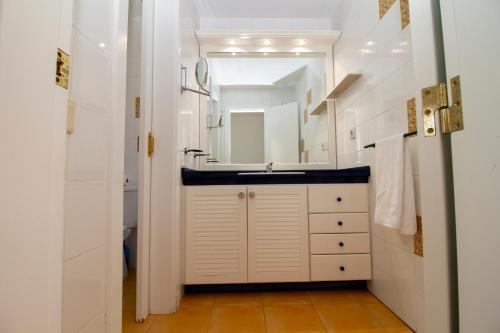 een badkamer met een wastafel en een spiegel bij Sea View Meloneras Terrace Duplex +Wifi +Barbecue in Meloneras