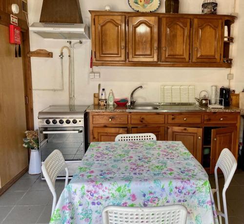 a kitchen with a table and chairs and a stove at Casa da Penalva in Santa Cruz do Lima