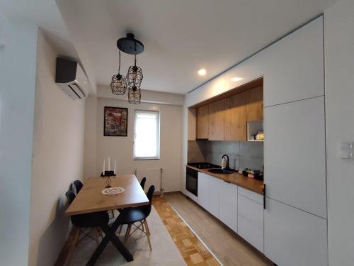 eine Küche mit einem Holztisch und einem Esszimmer in der Unterkunft Apartman Golemovic in Banja Luka