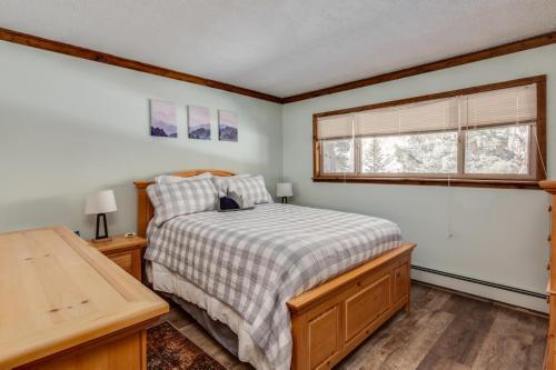 Schlafzimmer mit einem Bett und einem Fenster in der Unterkunft Riverside Retreat 12 at Taos East in Taos