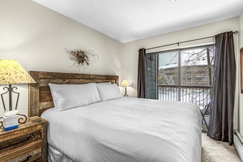 Ένα ή περισσότερα κρεβάτια σε δωμάτιο στο River Mountain Lodge W217