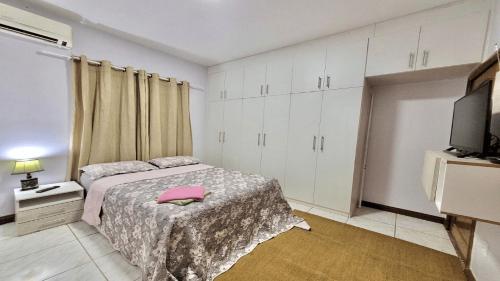 馬瑙斯的住宿－Hotel Residencial Manaus - Flores，一间卧室配有一张床和一台电视。