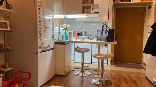 una cucina con frigorifero bianco e 2 sgabelli da bar di Private Room in Istanbul #59 a Istanbul
