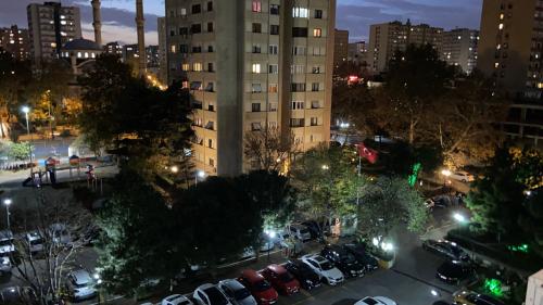 una città di notte con auto parcheggiate in un parcheggio di Private Room in Istanbul #59 a Istanbul