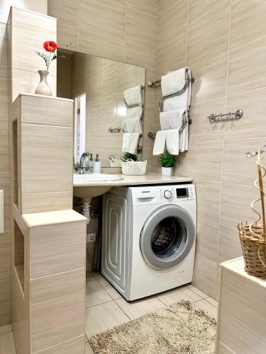 Φωτογραφία από το άλμπουμ του Lux apartments in the city center with a coffee machine, view of a theater, near Zlata Plaza σε Ρίβνε