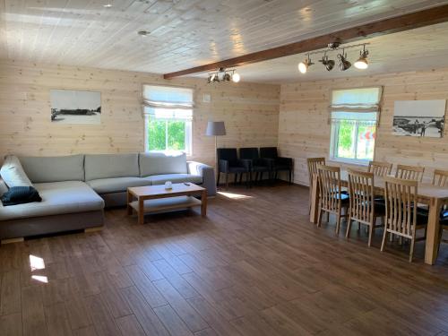 ein Wohnzimmer mit einem Sofa, einem Tisch und Stühlen in der Unterkunft Topu kalurimaja 