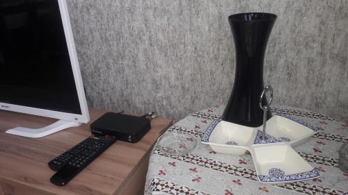 un monitor de ordenador y un jarrón sobre un escritorio en Private Room in Istanbul #60, en Estambul