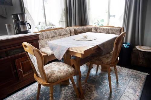 mesa de comedor con 2 sillas, mesa y sofá en B&B Klassiek, en Twijzelerheide