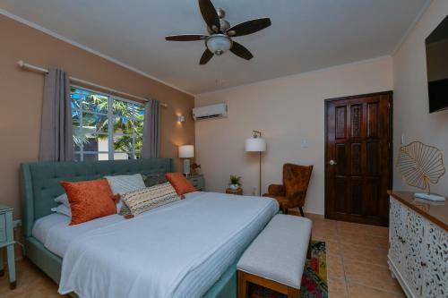 a bedroom with a bed and a ceiling fan at Villa Tamar in Palm-Eagle Beach