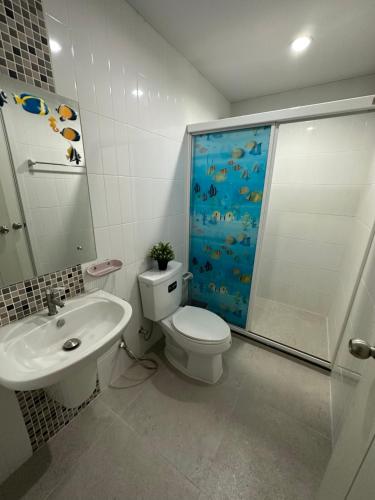 uma casa de banho com um WC, um lavatório e um chuveiro em S Villa @Impact Muangthongthani em Pak Kret