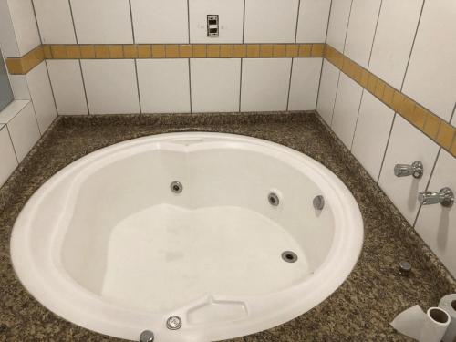 Saint Sebastian Flat 206 - Com Hidro! até 4 pessoas, Duplex, no centroにあるバスルーム