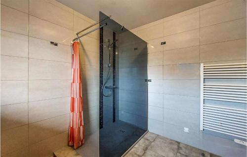 eine Dusche mit orangefarbenem Duschvorhang im Bad in der Unterkunft Amazing Apartment In Corre With Wifi in Corre