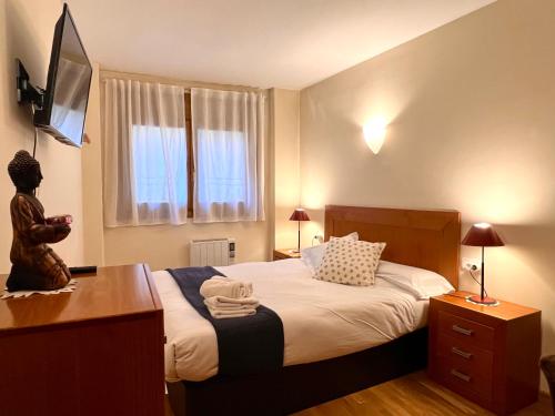 - une petite chambre avec un lit et une télévision dans l'établissement Apartament Boet - Ainet de Cardós, à Vall de Cardos