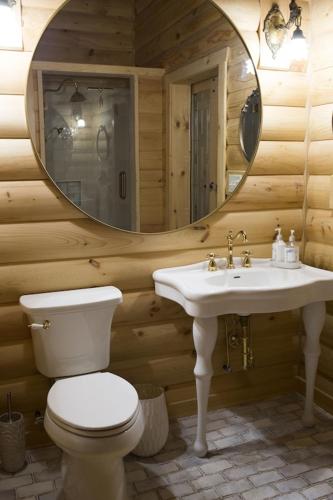 Ένα μπάνιο στο Log Country Inn Bed and Breakfast of Ithaca