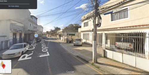 een straat met auto's aan de kant van de weg bij Apartamento(1) inteiro com sala reversivel in Volta Redonda