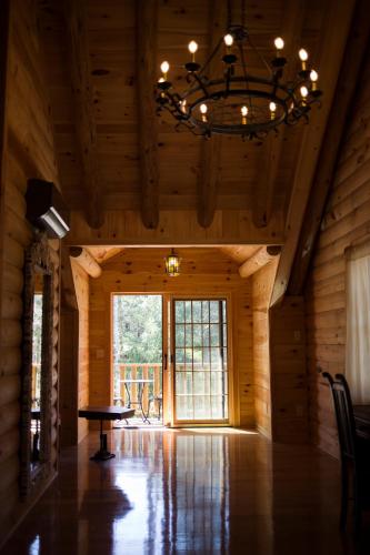 Φωτογραφία από το άλμπουμ του Log Country Inn Bed and Breakfast of Ithaca σε Spencer