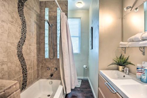 uma casa de banho com um chuveiro, uma banheira e um lavatório. em Baltimore Vacation Rental Near Dtwn Towson! em Baltimore