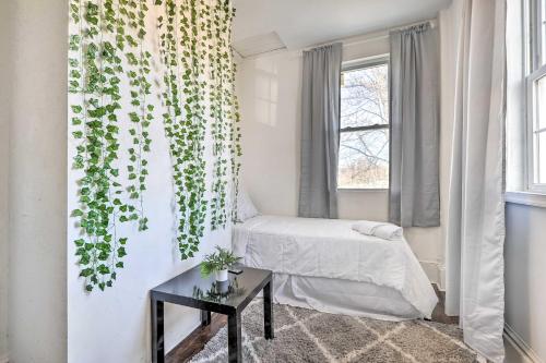 um quarto branco com uma cama e uma janela em Baltimore Vacation Rental Near Dtwn Towson! em Baltimore