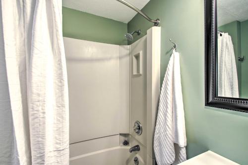een badkamer met een bad en een douche met een spiegel bij Wintergreen Resort Retreat - Walk to Slopes! in Lyndhurst
