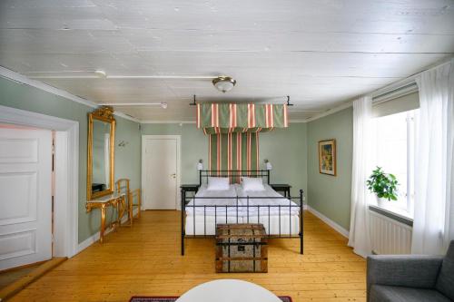 a bedroom with a bed in the middle of a room at Ölme Prästgård Gästgiveri in Kristinehamn